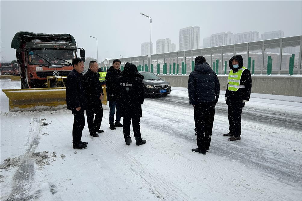 交通實(shí)業(yè)徹夜奮戰(zhàn)，除雪融冰保暢行